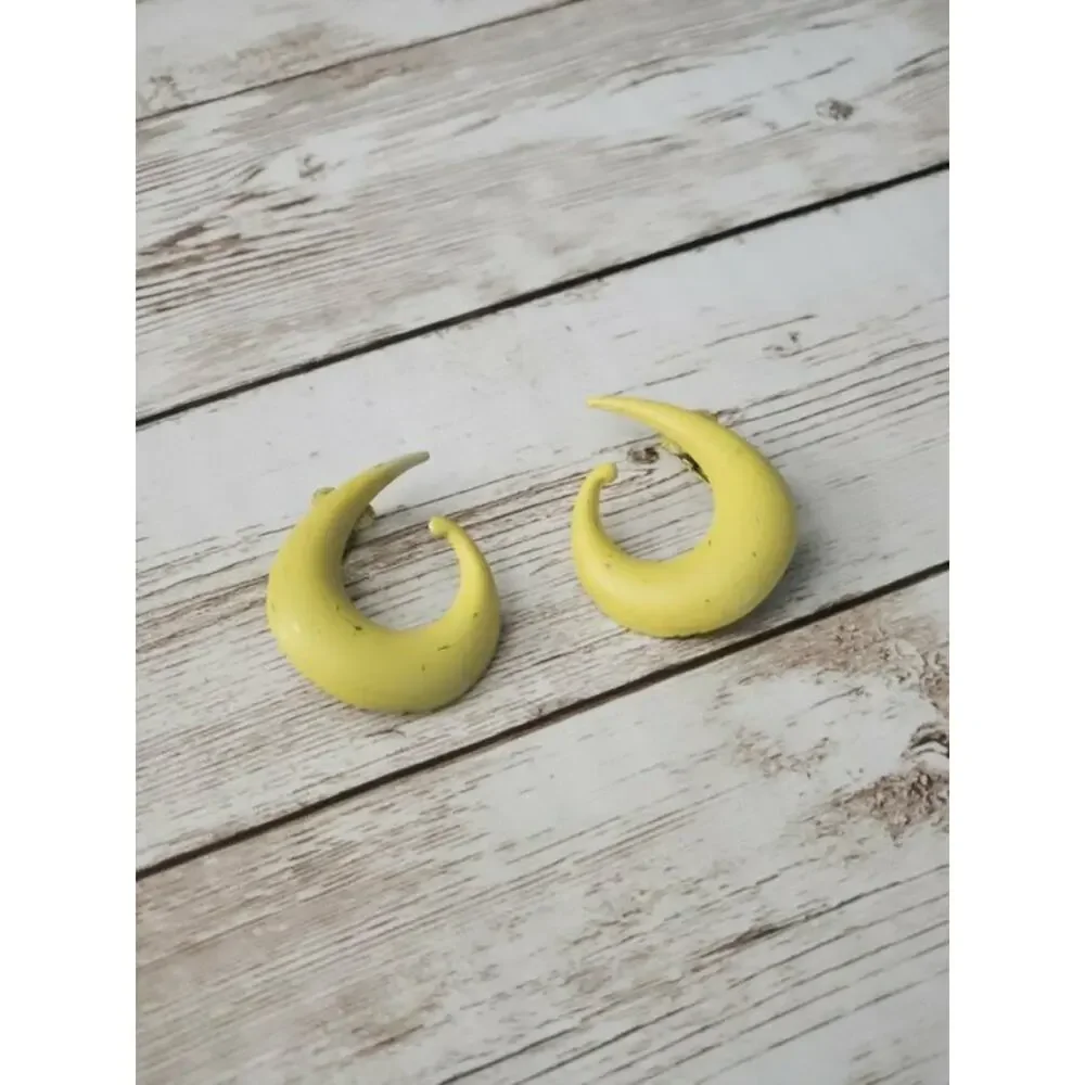 Vintage Clip On Earrings - Retro Yellow Swish 1 & 3/8